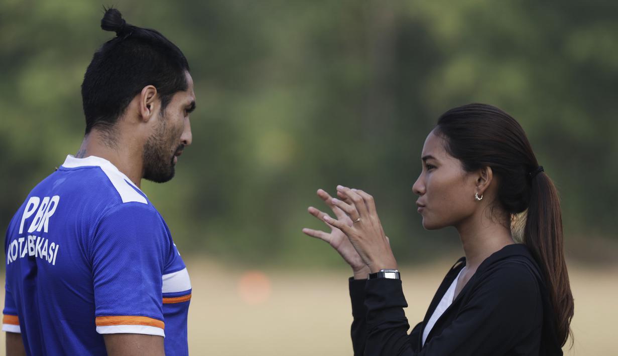 Fisioterapis PBR, Adinda Pricilla memberikan pengarahan kepada striker PBR, Gaston Castano saat berlatih jelang Piala Jenderal Sudirman. (Bola.com/Vitalis Yogi Trisna)