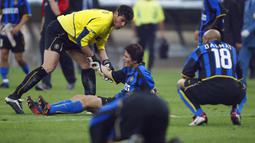 Para pemain Inter Milan tampak lesu setelah disingkirkan AC Milan pada leg kedua babak semifinal Liga Champions 2002/2003 di San Siro Stadium, Milan (13/5/2003). Sementara pada leg kedua saat Inter Milan gantian menjamu AC Milan, skor berakhir imbang 1-1 dan memastikan Rossoneri lolos ke partai final hingga akhirnya menjadi juara. (AFP/Paolo Cocco)