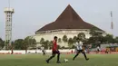 Pemain Universitas Negeri Malang (UM) saat pertandingan melawan Politeknik Negeri Malang (Polinema) pada laga Torabika Campus Cup 2017 di Stadion UM, Malang, Rabu, (01/11/2017). UM menang 2-0 atas Polinema. (Bola.com/M Iqbal Ichsan)