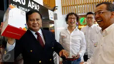 Prabowo Subianto menunjukkan kamera pesanan saat berkunjung ke MatahariMall.com, Jakarta, Rabu (27/1/2016). MatahariMall.com melakukan kerjasama dengan Nusantara Polo Club sebagai bentuk dukungan untuk olahraga Polo (Liputan6.com/Fery Pradolo)