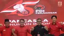 Politisi PDIP Ahmad Basarah (kedua kiri) bersama Sekjen Hasto Kristiyanto saat menyatakan kesiapan maju dalam bursa bakal Cawagub Jatim di Jakarta, Selasa (9/1). Basarah menyatakan siap bila diberi tugas oleh Ketum PDIP. (Liputan6.com/Helmi Fithriansyah)