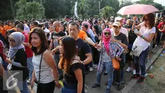Ribuan penggemar Bon Jovi berbondong-bondong memasuki area Stadion Utama Gelora Bung Karno (SUGBK), untuk menyaksikan konser Bon Jovi, Jakarta, Jumat (11/9/2015). (Liputan6.com/Faizal Fanani)