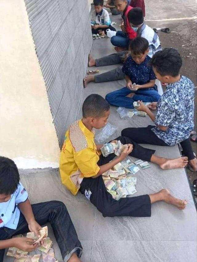 8 Potret Nyeleneh Bocah Ketika Lebaran, Panen Uang THR