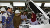 Menteri Perindustrian RI Airlangga Hartarto mengapresiasi pekerja wanita di pabrik Sokon.(Sokon)