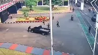 Sebuah mobil pikap hitam menerobos gerbang samping Gedung DPR/MPR saat aksi unjuk rasa berlangsung pada Kamis, 27 Agustus 2026. (Foto: Tangkapan Layar Sosmed)