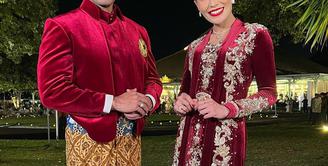 Menjadi pembawa acara, Ayu Dewi tampil elegan dalam balutan kebaya panjang. Mengenakan sanggul sederhana, penampilan Ayu Dewi tampak meriah dengan lipstik berrwarna merah. [instagram/mrsayudewi]