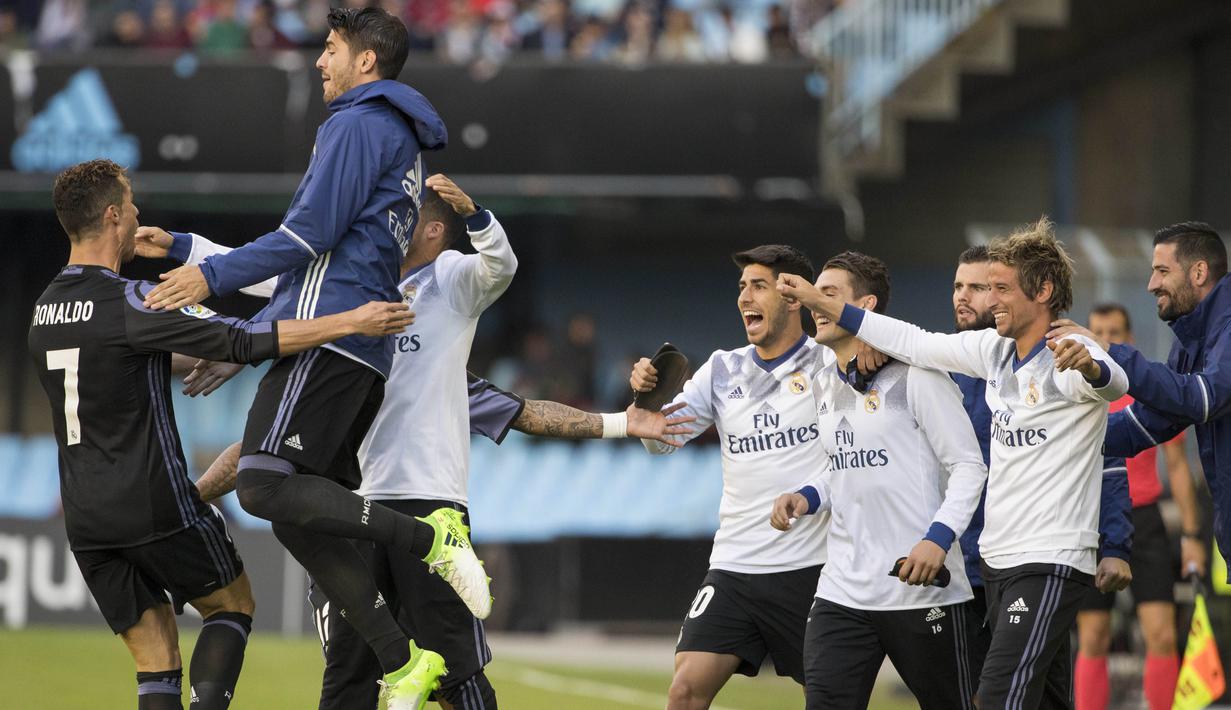 Ekspresi para pemain Real Madrid saat  Cristiano Ronaldo mecetak gol ke gawang Celta Vigo pada lanjutan La Liga di Balaidos stadium, Vigo, Rabu (17/5/2017). Madrid menang 4-1. (AP/Lalo R. Villa)
