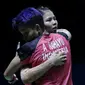 Pasangan Indonesia, Greysia Polii/Apriyani Rahayu, berpelukan usai menaklukkan wakil Jepang, Ayako Sakuramoto/Yukiko Takahata pada Indonesia Open 2019 di Istora, Jakarta, Selasa (16/7). Pasangan Indonesia menang 21-15, 21-16. (Bola.com/M Iqbal Ichsan)