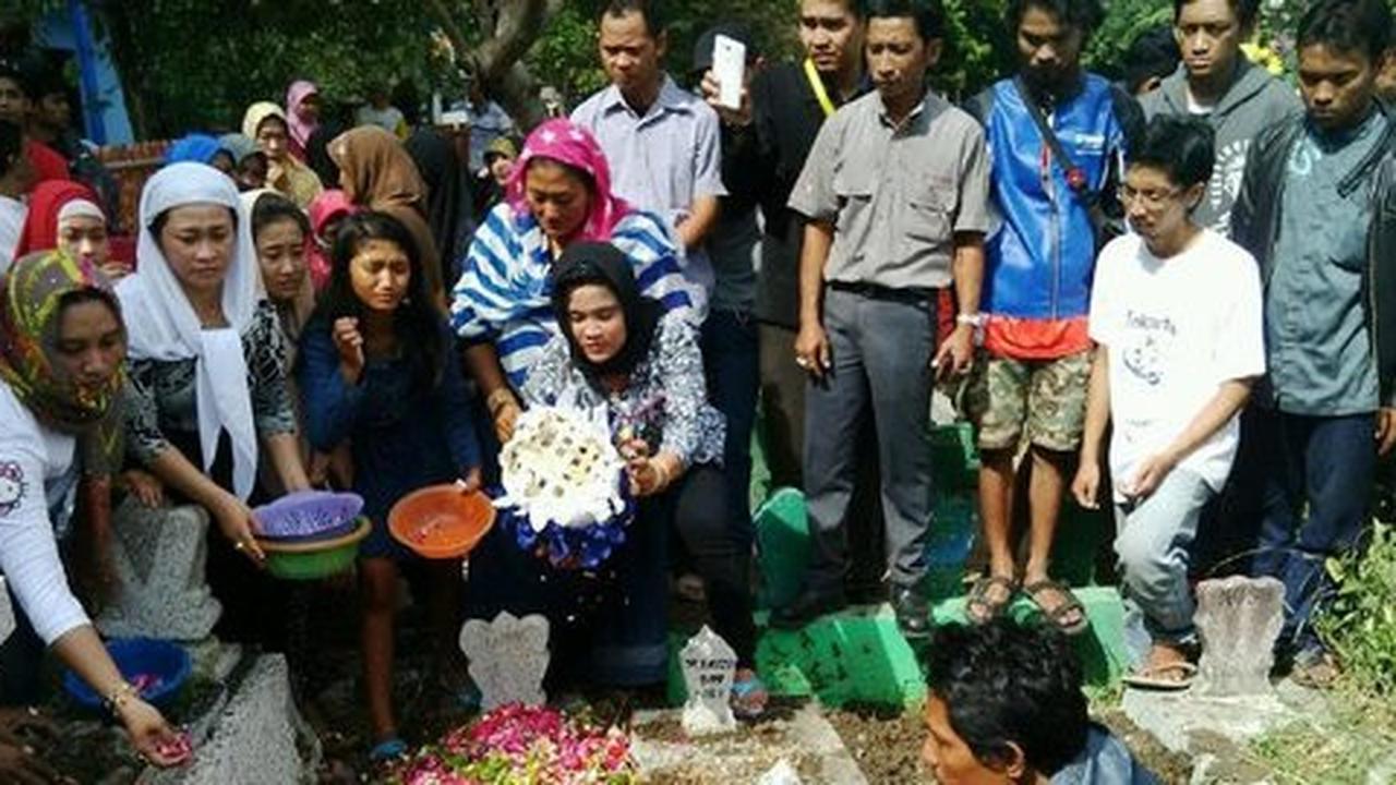 Suasana duka iringi pemakaman korban longsor Sedudo