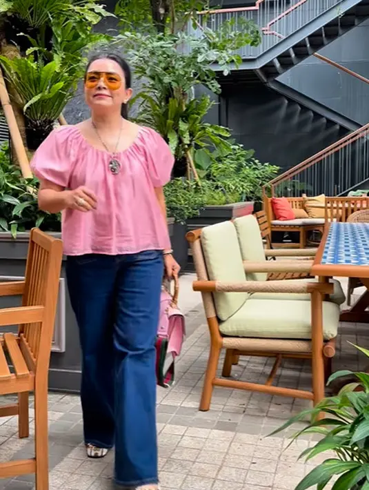 Dengan kacamata bergaya aviator, Mayangsari mengikat rambutnya panjangnya dengan rapi [@mayangsari_official]