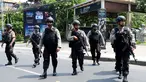 Anggota Brimob saat berpatroli di Pantai Kuta, Denpasar, Bali, Rabu (20/1). Pasca ledakan di MH.Thamrin Jakarta, beberapa lokasi di Bali menjadi salah satu lokasi yang paling berpotensi diserang teroris. (AFP PHOTO/SONNY TUMBELAKA)