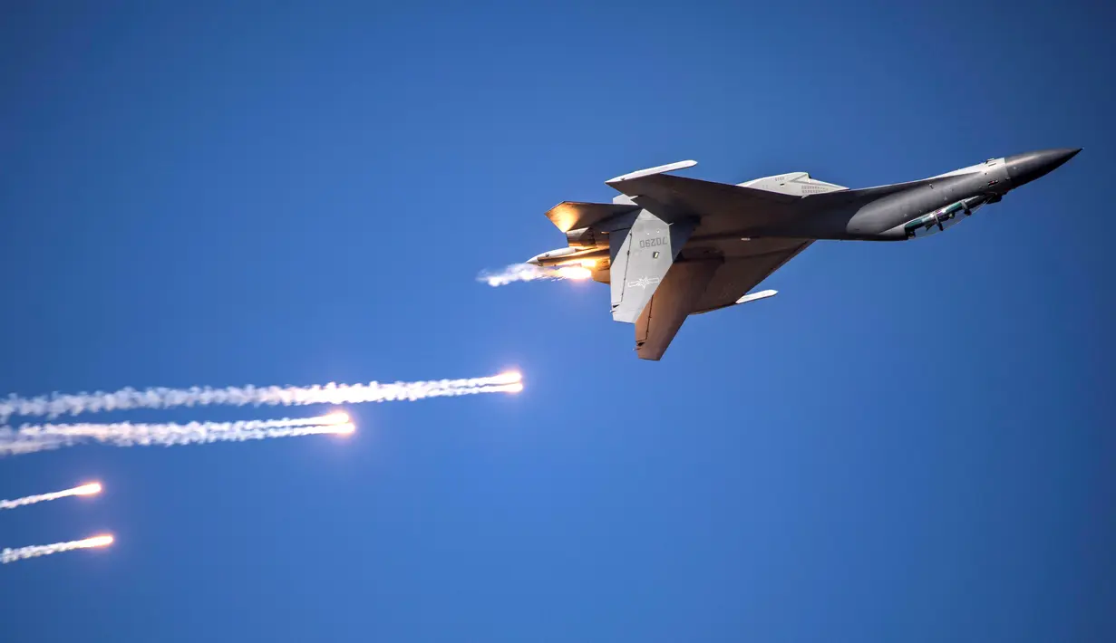 Sebuah jet tempur J-16 tampil dalam perayaan HUT ke-70 Angkatan Udara Tentara Pembebasan Rakyat di Changchun, Provinsi Jilin, Kamis (17/10/2019). Sebanyak 35 pesawat melakukan aerobatik dalam acara ini. (STR/AFP)