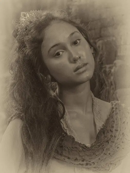 Biasa tampil stylish dengan gaya kekinian, potret Yasmin ini sempat bikin pangling. Terlihat makeupnya ini menggambarkan potret wanita zaman dahulu namun tetap menawan. Konsep pemotretan vintage seperti ini pun terlihat menarik dan banyak yang ingin mencobanya. (Liputan6.com/IG/@yasminnapper)