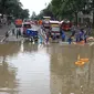 Petugas melakukan penyedotan air yang merendam underpass Kemayoran, Jakarta, Minggu (2/2/2020). Akibat hujan yang cukup lama di kawasan tersebut membuat underpass tersebut terendam air hingga ketinggian 5 meter. (Liputan6.com/Angga Yuniar)