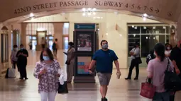 Para penumpang mengenakan masker berjalan di Grand Central Terminal di New York, 8 Juli 2020. Jumlah kasus COVID-19 di AS telah melampaui angka 3 juta pada Rabu (8/7), tepatnya 3.009.611 kasus hingga pukul 11.34 waktu setempat, menurut lembaga CSSE di Universitas Johns Hopkins. (Xinhua/Wang Ying)