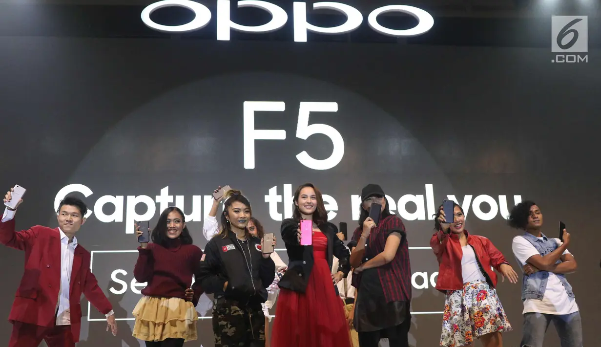 Aktris Chelsea Islan menunjukkan Smart Phone Oppo F5 saat peluncuran di Jakarta, Senin (13/11). Oppo luncurkan F5 yang dilengkapi dengan A.I.Beauty Recognition Teknology dan Full Screen FHD+. (Liputan6.com/Angga Yuniar)