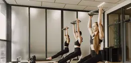 Ilustrasi Pilates dengan menggunakan reformer. (foto: pexels)