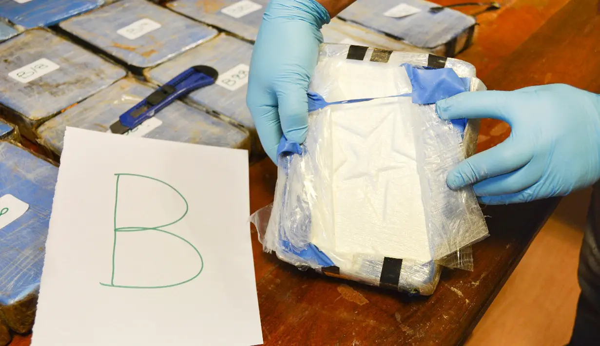 Petugas keamanan Argentina menyita 400 kilogram kokain dari Kedutaan Besar Rusia di Buenos Aires, Argentina (22/2). Belum diketahui siapa bandar narkoba yang berada di balik kasus itu. (HO / Argentina's Security Ministry / AFP)