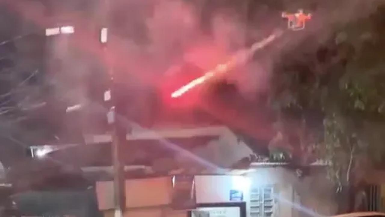 Sebuah video viral memperlihatkan drone terbang membawa petasan. Drone itu lantas menembakan ke arah beberapa orang didekatnya. Video tersebut ditemukan diunggah di beberapa media sosial baik Instagram maupun TikTok.