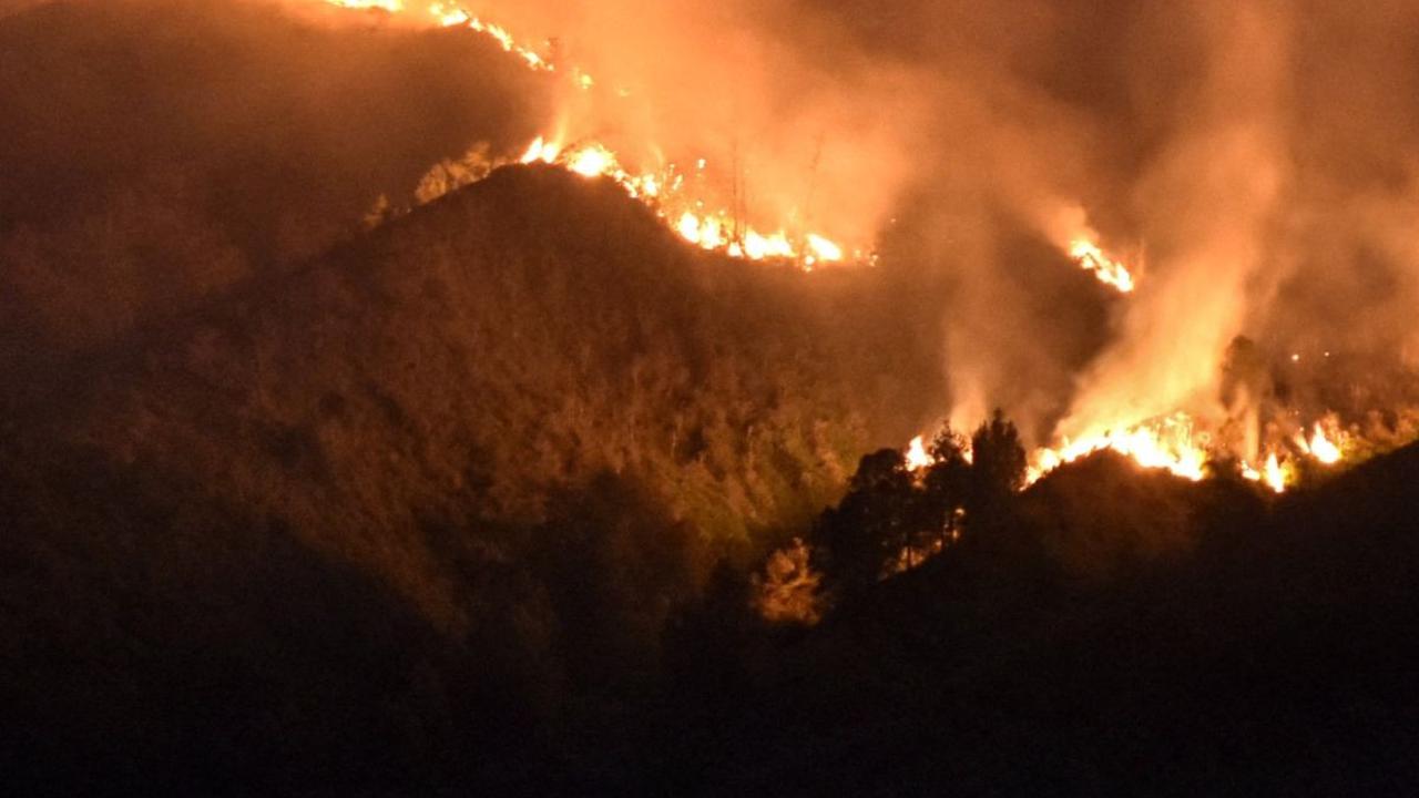 Saat ini, wisata Gunung Bromo dan sekitarnya masih ditutup sementara karena petugas masih melakukan upaya pemadaman api.