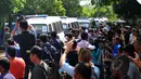 Sebanyak 12 ambulans yang mengangkut sembilan peti mati terlihat memasuki  Pulau Nusakambangan, Cilacap, Jateng, Selasa, (28/4/2015). Mobil ambulans disiapkan terkait eksekusi terhadap sembilan terpidana mati kasus narkoba. (Liputan6.com/Yoppy Renato)