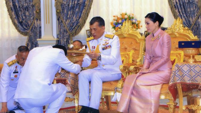 Raja Thailand, Maha Vajiralongkorn, dan Ratu Suthida menjalani prosesi pernikahan di Bangkok, Thailand. (THAI ROYAL HOUSEHOLD BUREAU / AFP)