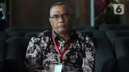 Rektor IAIN Ambon, Hasbullah Toisuta berada di ruang tunggu sebelum menjalani pemeriksaan di Gedung KPK, Jakarta, Jumat (15/11/2019). Hasbollah Toisuta diperiksa dalam penyidikan kasus sengketa lahan pembangunan Kampus. (merdeka.com/Dwi Narwoko)