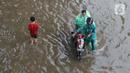 Salah satunya jalan Ciledug Raya, Jakarta Selatan. Jalan ini tergenang air setinggi hingga 50 sentimeter. (Liputan6.com/Angga Yuniar)