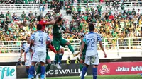 Penjaga gawang PSIS Semarang, Wahyu Tri Nugroho berjibaku menyelamatkan gawangnya dari serangan Persebaya. (Bola.com/Wahyu Pratama)