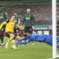 Kiper Tottenham, Hugo Lloris, melakukan penyelamatan pada pertandingan Liga Inggris melawan Wolverhampton Wanderers di Molineux Stadium, di Woverhampton, Inggris, Minggu, 27 Desember 2020. (Carl Recine / Pool via AP)