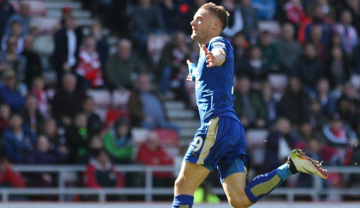 Jamie Vardy menjadi satu-satunya pencetak gol kemenangan untuk timnya saat melawan Suderland pada lanjutan liga Inggris di Stadium of Light, Minggu (10/4/2016). (Reuters/Russell Cheyne)