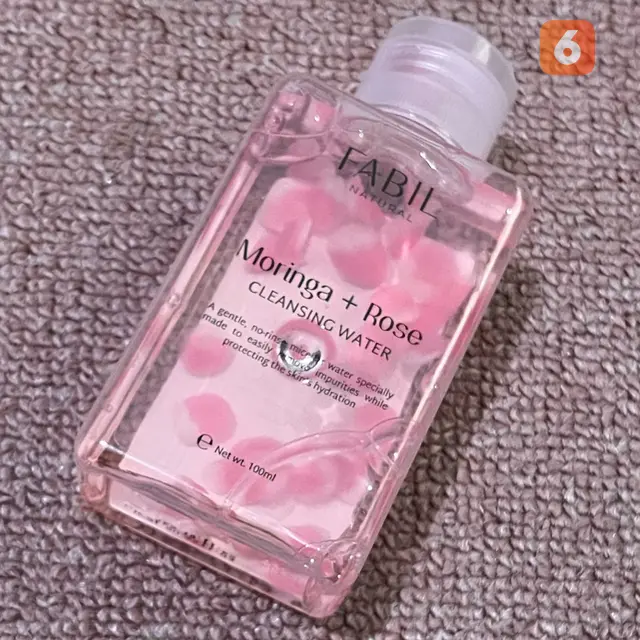 Review: Moringa Skin Tint dan Rose Cleansing Water Fabil Natural. Skincare yang Mengambil Manfaat Daun Kelor. (Dok: Liputan6.com/dyah)