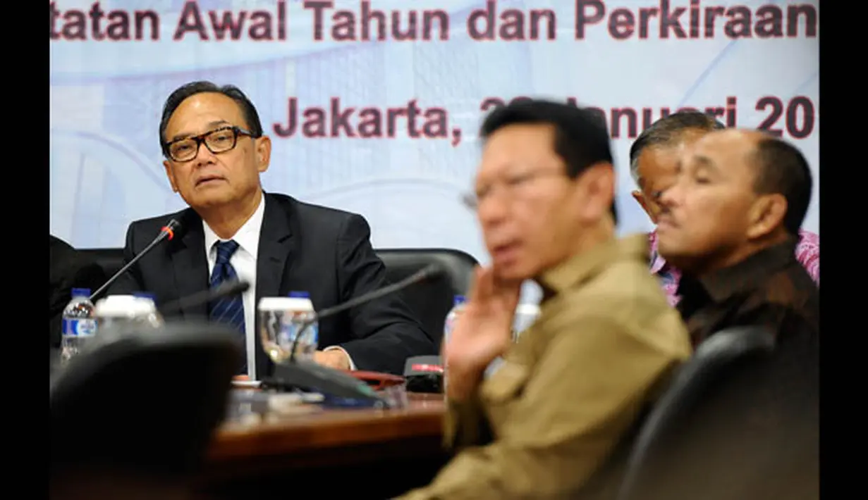 Ketua Umum Kamar Dagang dan Industri (Kadin) Indonesia Suryo Bambang Sulisto (kiri) bersama pengurus Kadin memberikan keterangan tentang catatan awal tahun dan perkiraan ekonomi 2015 di Menara Kadin Jakarta, Kamis (22/1). (ANTARA FOTO/Wahyu Putro A)