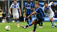 Striker Inter Milan Alexis Sanchez mengeksekusi penalti ke gawang Brescia pada laga Serie A di Stadio Giuseppe Meazza, Rabu (1/7/2020) atau Kamis dini hari WIB. (AFP/Miguel Medina)