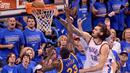 Pemain OKC Thunder, Steven Adams #12 melakukan dunk melewati  pemain Warriors forward Draymond Green #23 pada lanjutan final wilayah barat NBA Playoffs 2016 di Chesapeake Energy Arena, Oklahoma City, (29/5/2016) WIB. (Mark D. Smith-USA TODAY Sports)