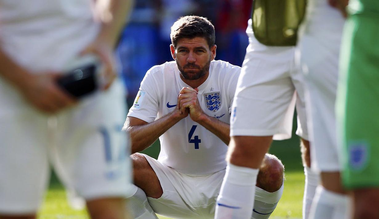 Kapten Timnas Inggris, Steven Gerrard, tertegun usai ditahan imbang Kosta Rika di laga penutup penyisihan Piala Dunia 2014 Grup D di Stadion Mineirao, Belo Horizonte, Brasil, (24/6/2014). (REUTERS/Damir Sagolj)  