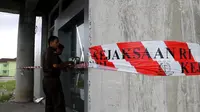Petugas kejaksaan menyegel Gedung Rektorat IAIN Sultan Amai, Gorontalo. (Liputan6.com/ Aldiansyah Mochammad Fachrurrozy)