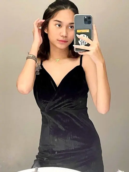 Dress hitam simpel yang menawan dari Azizah Salsha. Penampilannya ini juga bisa jadi inspirasi menarik datang ke kondangan di malam hari. [Foto: Instagram/azizahsalsha_]