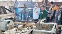 Bupati Bone Bolango Hamim Pou saat meninjau lokasi tambang (Arfandi Ibrahim/Liputan6.com)