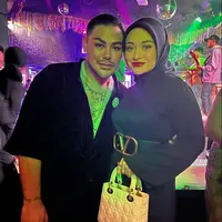 Nathalie Holscher tampil serba hitam dengan blus glitter. Belt Valentino pun ditambahkan sebagai pemanis. [IG:nathalieholscher].