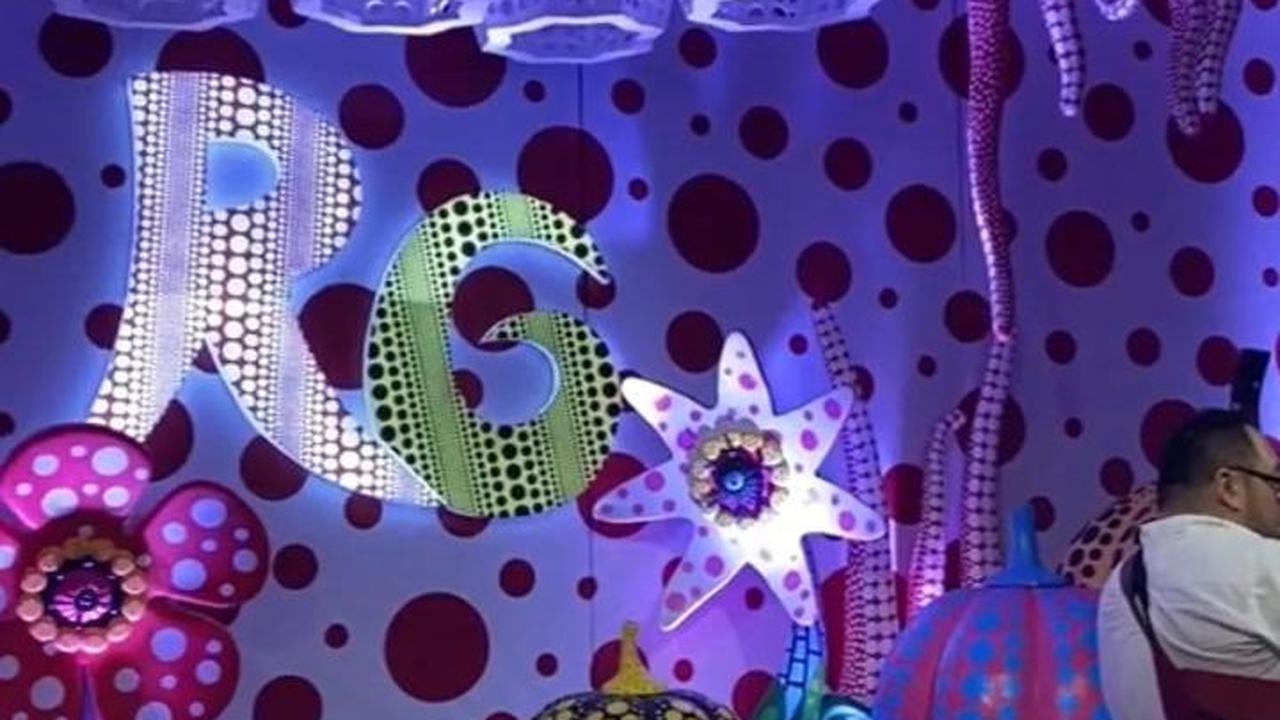 Terdapat juga beberapa photobooth dengan konsep yang berbeda. Ada yang lucu penuh dengan motif polkadot, ada juga yang elegan dengan dominasi warna merah.