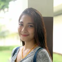 Sungguh nekat Dinda Kirana, gara-gara ingin mendapat perhatian cowok, naik ke atas jembatan dan hendak melompat ke air yang deras dibawahnya. (Andy Masela/Bintang.com)