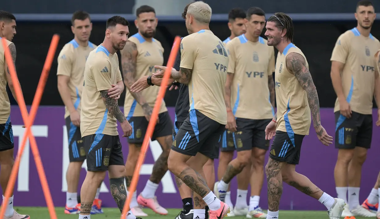 Penyerang Argentina, Lionel Messi (kiri depan) saat mengikuti sesi latihan di stadion sepak bola kampus Florida International University di Miami, Florida, 11 Juli 2024. (JUAN MABROMATA/AFP)