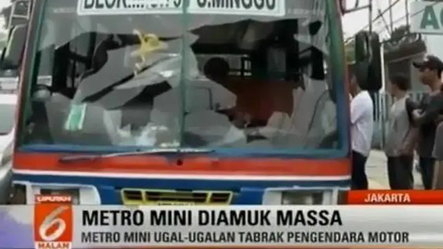 Metromini S-75 jurusan Blok M Pasar Minggu yang dirusak warga karena menabrak sebuah sepeda motor di bilangan Jatipadang, Pasar Minggu.