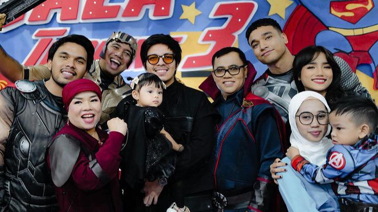 Ameena bersama sang papa, Atta Halilintar mengabadikan foto dengan Gala Sky dan keluarga.