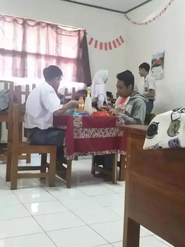 8 Potret Kelakuan Nyeleneh Siswa Saat di Dalam Kelas Ini Bikin Tepuk Jidat