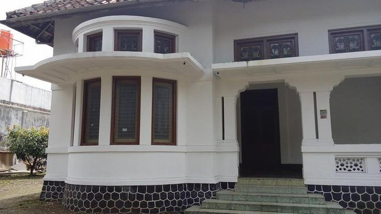 Desain Rumah Belanda dengan Jendela Panel Kaca Lebar