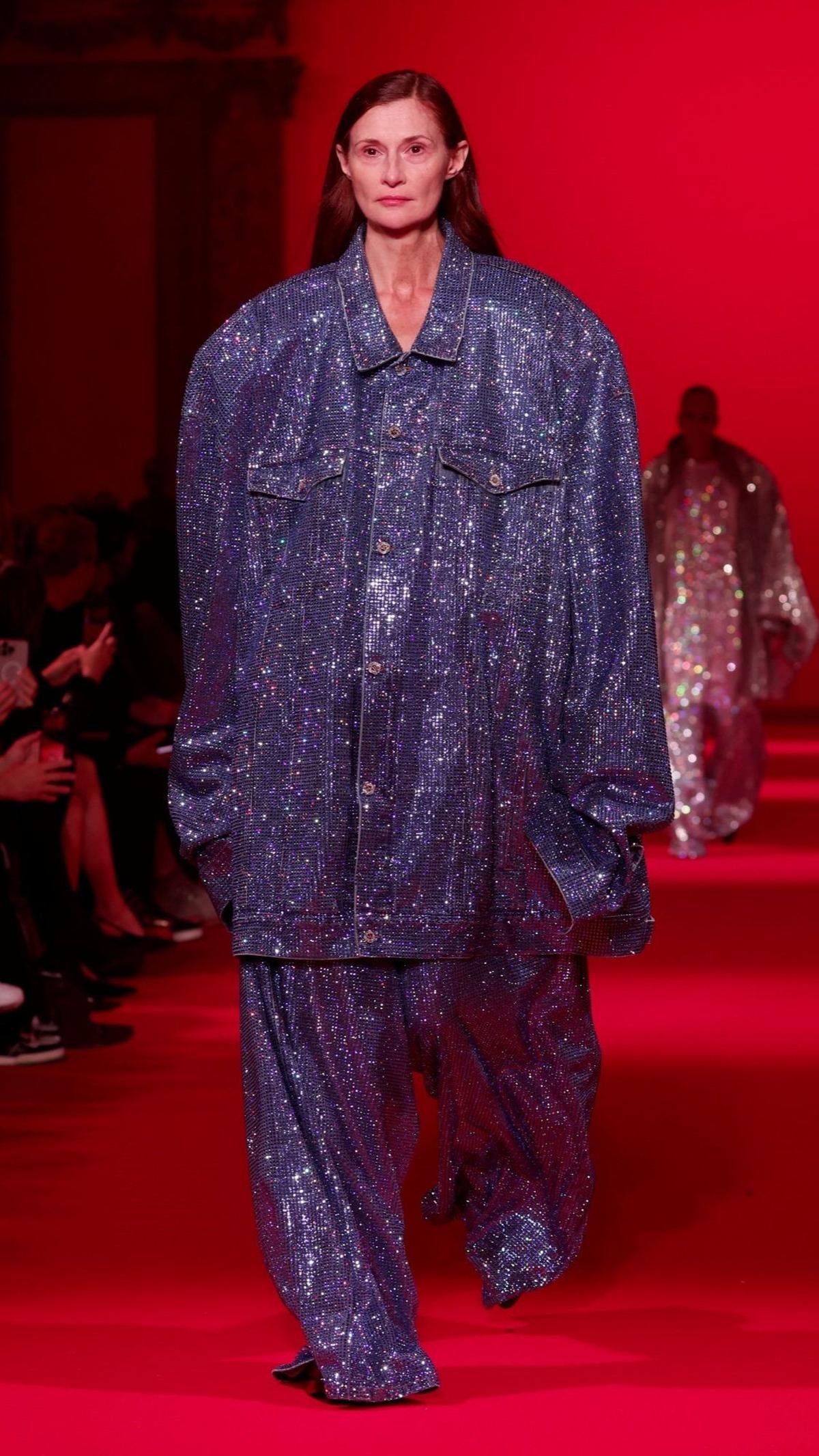Dalam peragaan ini desainer Guram Gvasalia lebih menonjolkan desain busana yang oversize daripada aksesori yang menarik perhatian. Foto: REUTERS / Gonzalo Fuentes