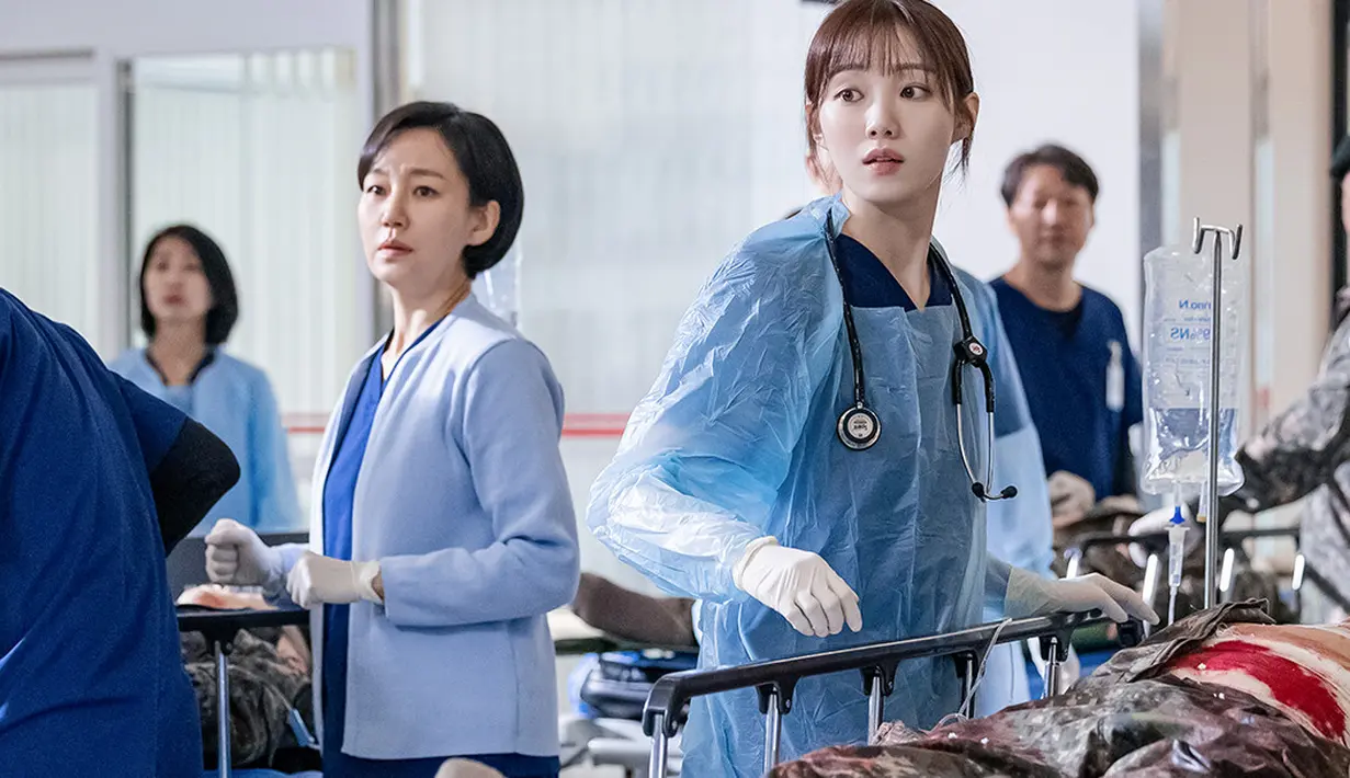 <p>"Pasien luka tembak dari kamp militer dan pengunjung yang tidak diinginkan akan datang ke Rumah Sakit Doldam di tengah hujan salju," kata tim produksi dilansir dari Soompi. (Foto: Instagram/ sbsdrama.official via Soompi)</p>