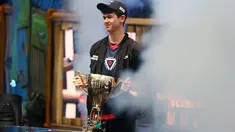 Remaja AS, Kyle Giersdorf alias Bugha merayakan kemenangannya pada turnamen game Piala Dunia Fornite kategori tunggal di Arthur Ashe Stadium, New York, Minggu (28/7/2019). Remaja 16 tahun ini membawa pulang hadiah senilai 3 juta dollar AS atau setara Rp 42 miliar. (Mike Stobe/Getty Images/AFP)